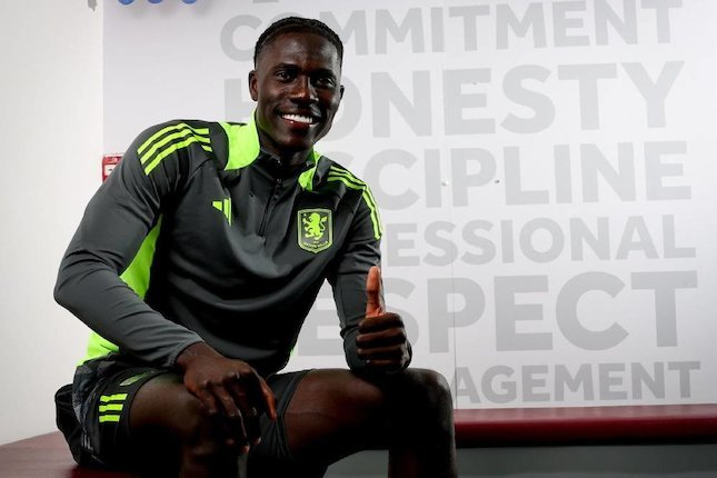 Amadou Onana bergabung dengan Aston Villa. (c) Aston Villa FC