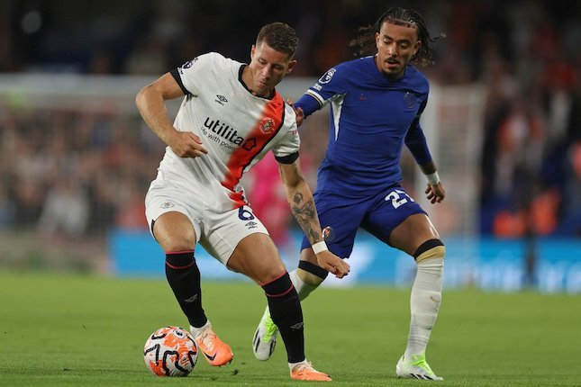 Gelandang Luton Town, Ross Barkley menjaga bola dari pengawasan bek kanan Chelsea, Malo Gusto pada pekan ke-3 Liga Inggris 2023/2024, Sabtu (26/8/2023) WIB. (c) AP Photo/Ian Walton