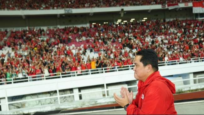 Ketua Umum PSSI Erick Thohir berjalan menghampiri suporter seusai pertandingan antara timnas Indonesia menghadapi Filipina pada putaran keempat Kualifikasi Piala Dunia 2026 zona Asia di Stadion Gelora Bung Karno, Jakarta, Selasa (11/06/2024) (Sumber: Kompas.tv/Ant)
