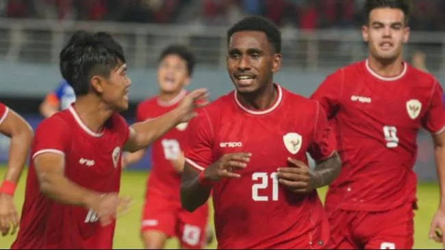 Pemain timnas U19 Indonesia merayakan gol yang dibuat Iqbal Gwijangga saat mengalahkan Kamboja 2-0 di laga Grup A ASEAN Cup U19 2024 di Stadion Gelora Bung Tomo, Sabtu (20/7/2024). (Sumber: PSSI)